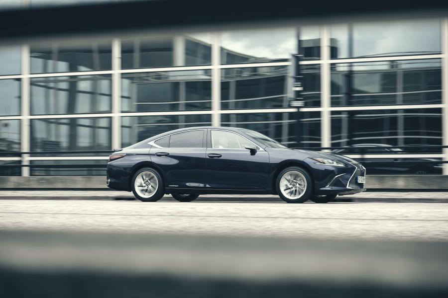  Lexus ES300h with Digital Door Monitors 2020 года  (UK) (фото 5 из 40)